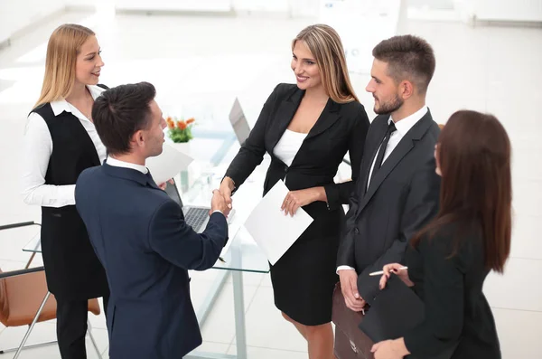 Handshake Manager e o cliente após a assinatura do contrato — Fotografia de Stock