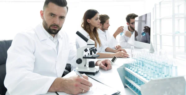 Cientistas sérios que trabalham no laboratório — Fotografia de Stock