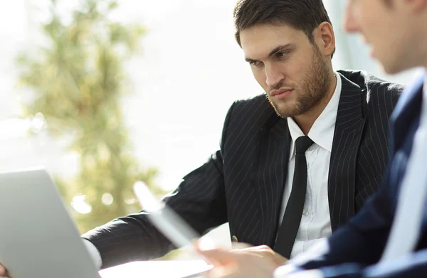 Primo piano uomo d'affari di successo con un collega che discute questioni di lavoro — Foto Stock