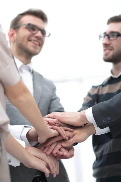 Colegas de negocios con sus manos apiladas juntas —  Fotos de Stock