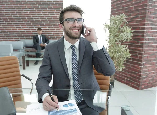 Lawyer talking to a client on the smartphone — Stock Photo, Image