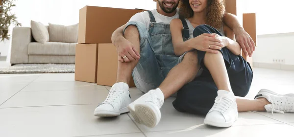 Couple marié assis près de boîtes en carton dans un nouvel appartement — Photo