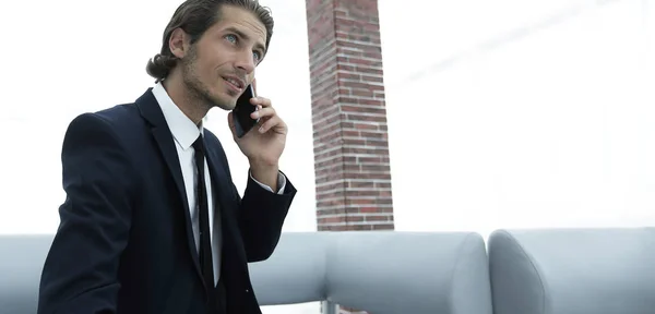 Homme d'affaires travaillant dans son bureau — Photo