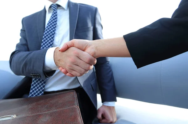 İş adamı ortağıyla anlaşma yapmak için el sıkışıyor. — Stok fotoğraf