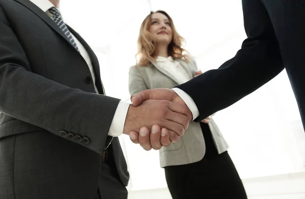 Närbild affärsman handslag tillsammans på mötesrummet — Stockfoto