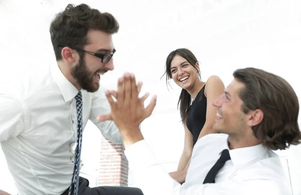 Affärskollegor ge varandra högt fem. — Stockfoto