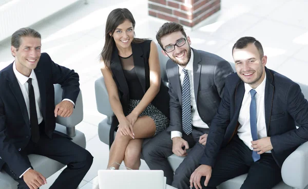 Портрет усміхненої ділової команди, що сидить у офісному лобі — стокове фото