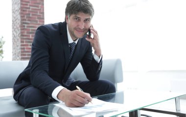 İşadamı mali belgeleriyle çalışma