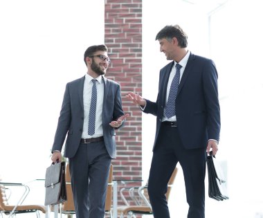 Bina ve konuşmayı ofisinde yürürken iş ortakları