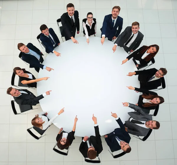 Business team geeft het midden van de ronde tafel. — Stockfoto