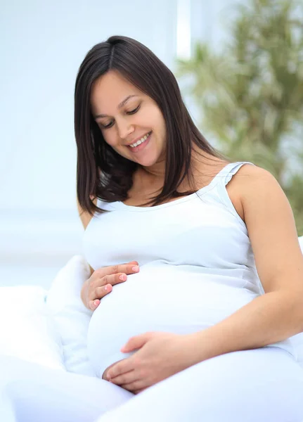 Portret van een gelukkig zwangere vrouw. — Stockfoto