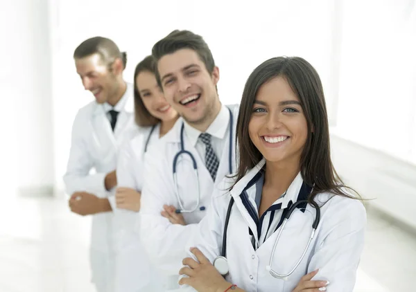 Жінка-лікар з групою щасливих успішних колег — стокове фото
