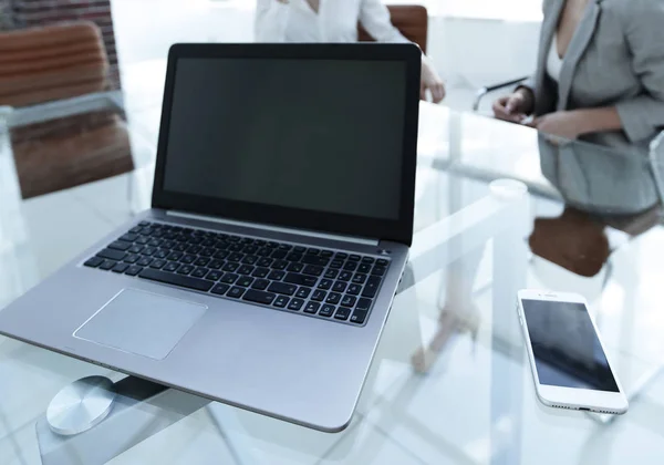 Ноутбук и смартфон на рабочем столе бизнесмена — стоковое фото