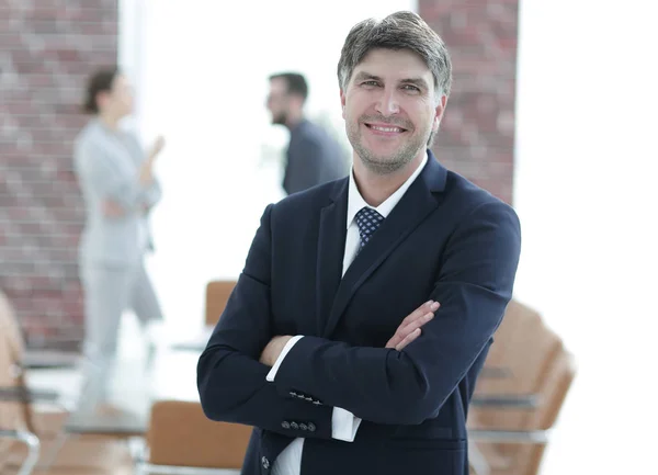 Портрет уверенного бизнесмена на офисном фоне — стоковое фото