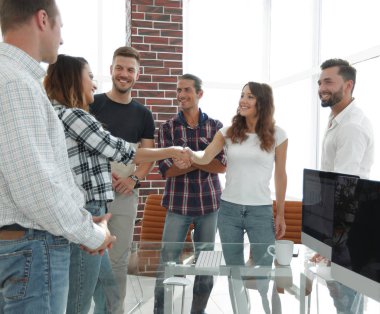 Genç tasarımcılar ve istemci el sıkışma