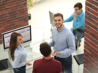 Yaratıcı iş adamları genç adamın açıklamalarını dinliyor..