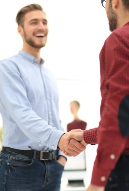 El sıkışan iki iş ortakları portresi.