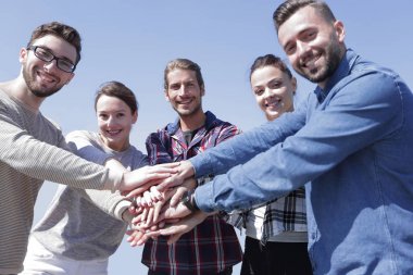 ekip çalışması kavramı. eller iş adamları katıldı
