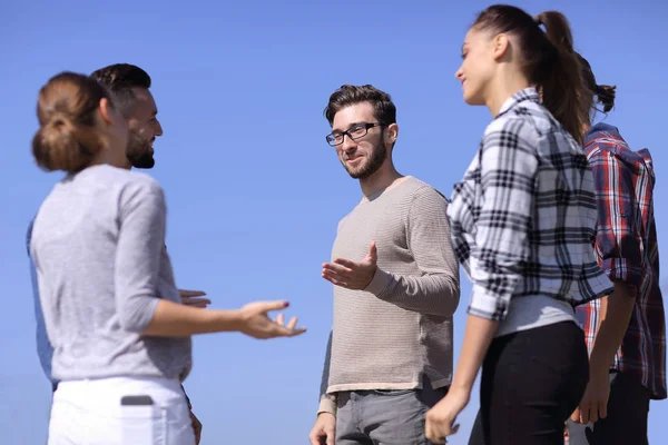 Grupo de estudiantes discutiendo sus problemas . — Foto de Stock