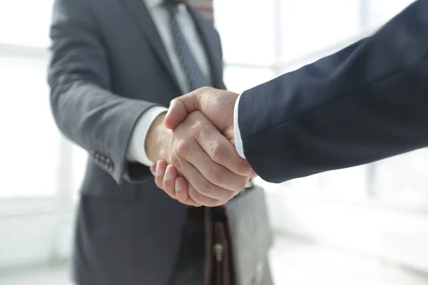 Primer plano del líder empresarial Shaking Partner Hand — Foto de Stock