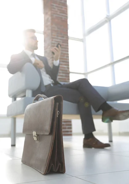 Podnikatel sedí na pohovce v kanceláři — Stock fotografie