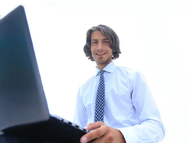 特写. 年轻的生意人坐在笔记本电脑前 — 图库照片