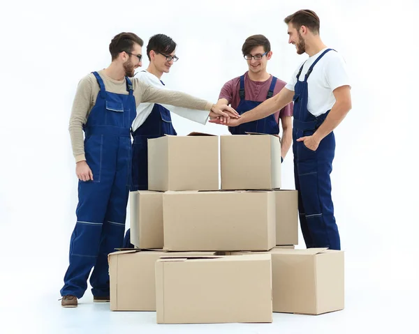 Vrolijke verhuizers leunend op stapel dozen geïsoleerd op witte achterzijde — Stockfoto