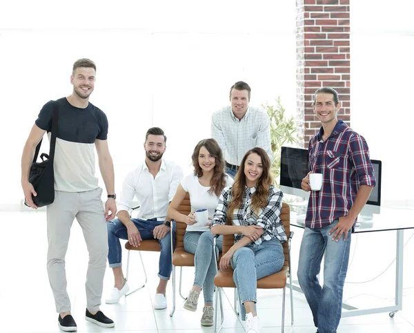 Retrato de uma equipe criativa em um local de trabalho no escritório — Fotografia de Stock