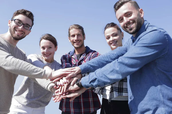 Concepto de trabajo en equipo. hombres de negocios se unieron — Foto de Stock