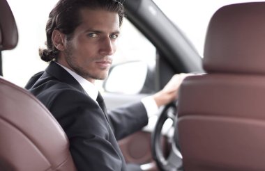 Adam direksiyonda oturuyor.