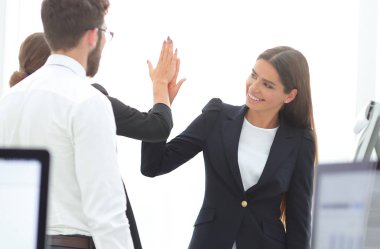 Birbirimizi beş yüksek veren çalışanlar.