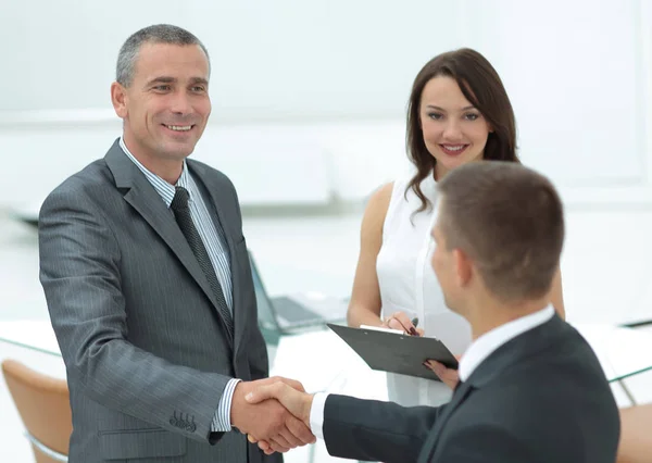 Closeup.Handshake van businesspartners in het kantoor. — Stockfoto