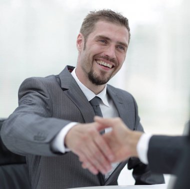 tatlı .businessman bir el sıkışma için elini tutar.