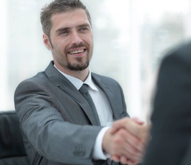portre .handshake iş ortakları masanın üstünde