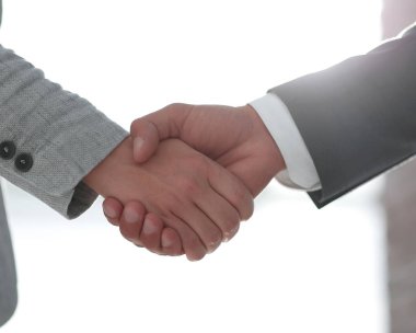 Beyaz arka planda izole edilmiş iş adamları el sıkışıyor