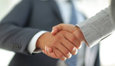 İşadamları el sıkışma başarılı iş toplantı sonrasında