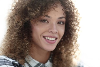 sevimli genç kadın bir ekose gömlek ve kot pantolon.