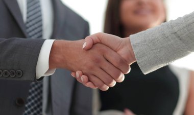 İş adamları geniş pencereli odaya karşı el sıkışıyor