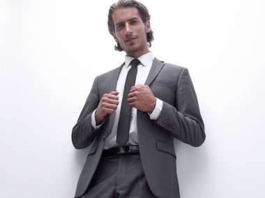 işadamı beyaz duvara yaslanmış