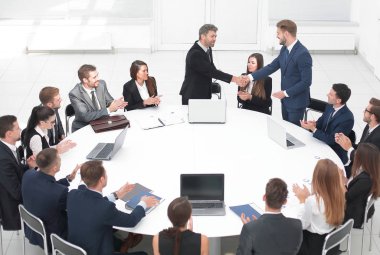 iş ortakları yuvarlak masa yakınındaki müzakerelerinde el sallamak