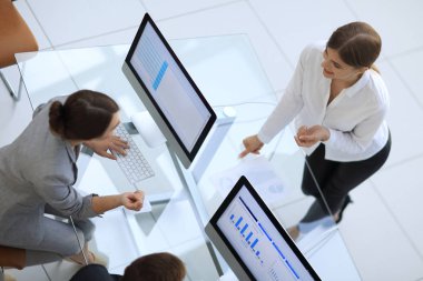 En baştan görüntüleyin. iş takım mali verilerle çalışma.