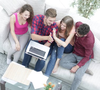 kanepede oturan ve her diğer beş veren iyi arkadaş.