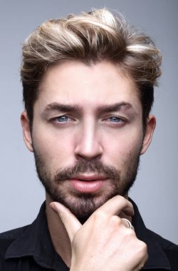 düşünceli işadamı çenesinin altından elini tutarak