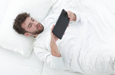 arka plan görüntüsü. Dijital tablet ile çalışan adam.