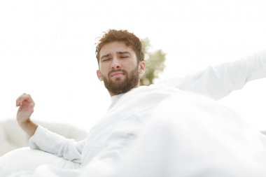 Yakın plan. Yatakta uyuyan yorgun adam..