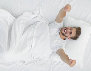 closeup.happy adam kanepede yatan