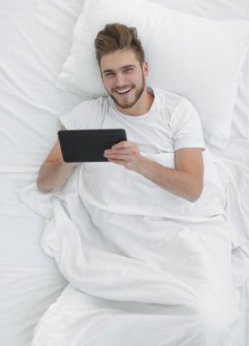 yakışıklı adam dijital bir tablete yazma