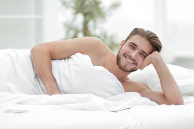 başarılı erkeğin evinde dinleniyor.