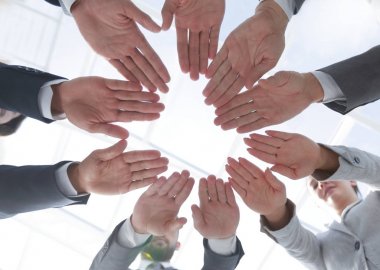 iş ekibi ile ellerini bir daire içinde katlanmış.