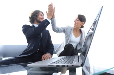 açık ofis arka üstünde laptop